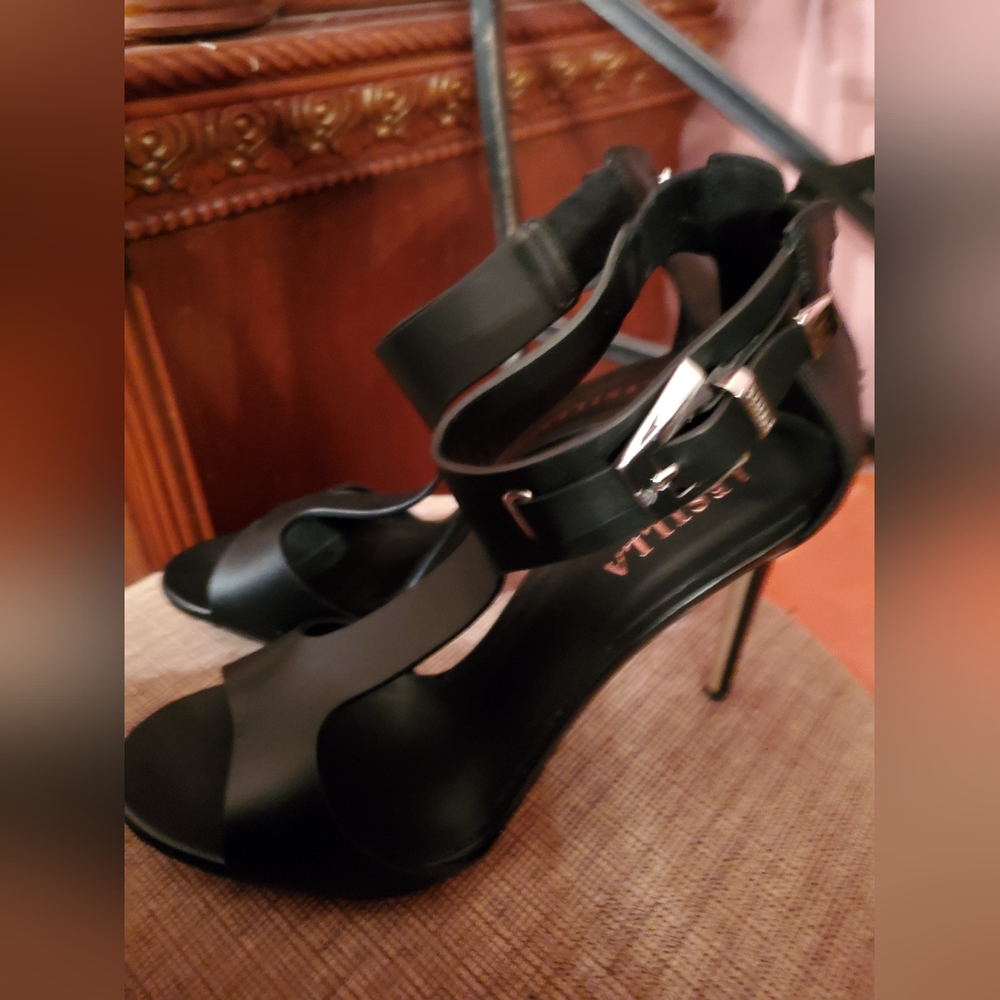 Sz 41 NIB initially priced at $630 LeSilla heels